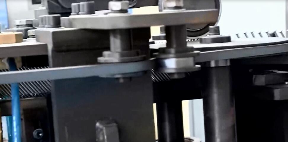 Machine de fabrication de clous en papier