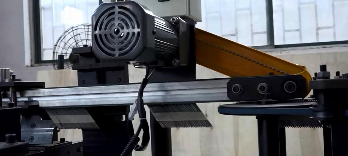 Machine de fabrication de clous en papier