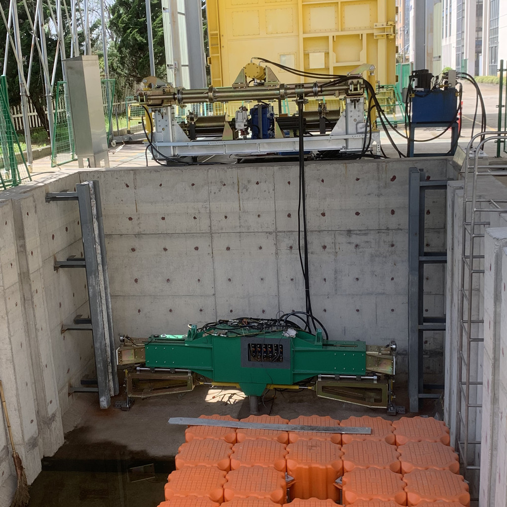 Machine de nettoyage et d'inspection de porte d'eau dans une centrale électrique
