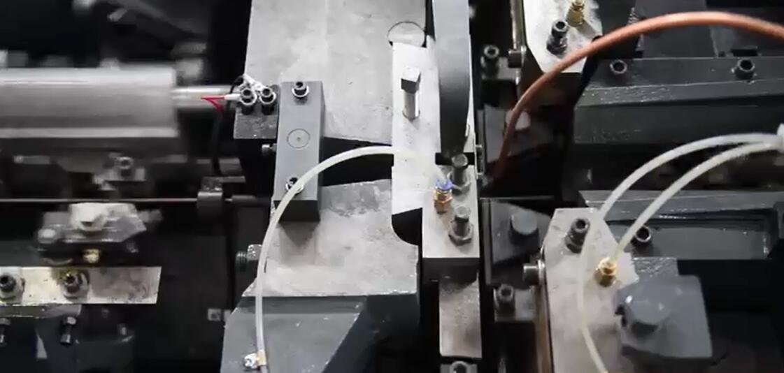 Machine de fabrication de clous en acier à grande vitesse série LT