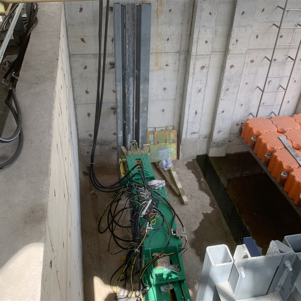 Machine de nettoyage et d'inspection de porte d'eau dans une centrale électrique